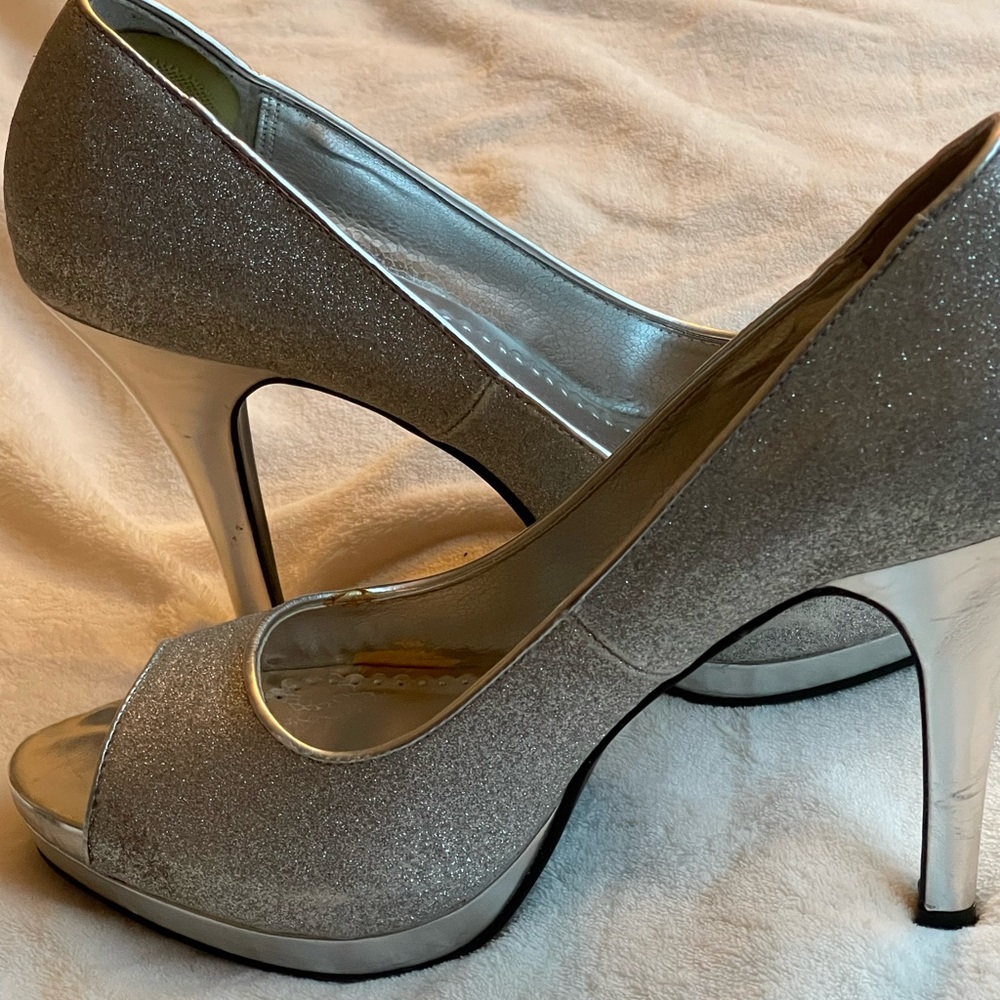 Silver size 8 heel. Medium width and super comfy.